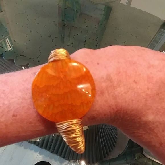 CARNELIAN STONE ON GOLD WIRE BRACELET - Picture 2 of 4