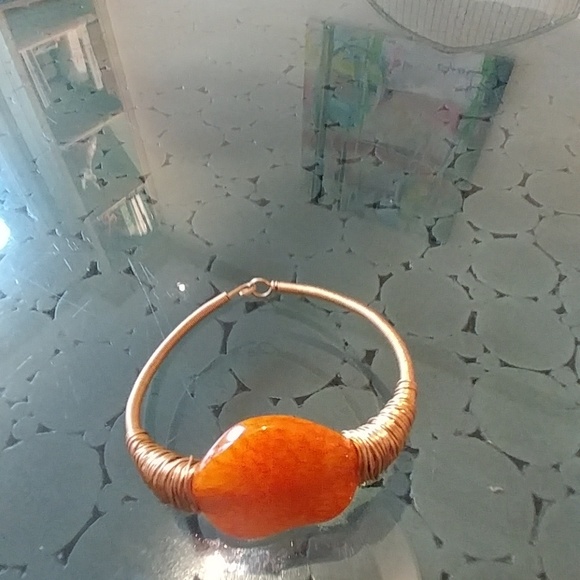 CARNELIAN STONE ON GOLD WIRE BRACELET - Picture 3 of 4