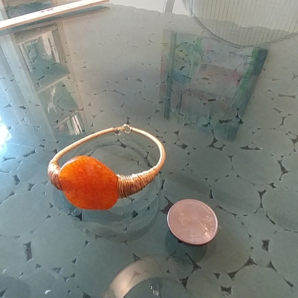 CARNELIAN STONE ON GOLD WIRE BRACELET - Picture 4 of 4