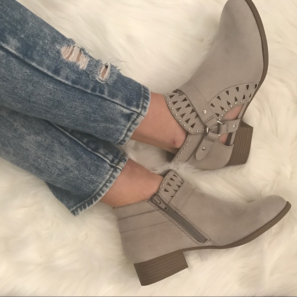 LAST 1️⃣ Side Cut Out Perforated Ankle Bootie - Picture 2 of 8