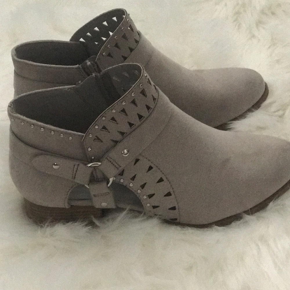 LAST 1️⃣ Side Cut Out Perforated Ankle Bootie - Picture 7 of 8