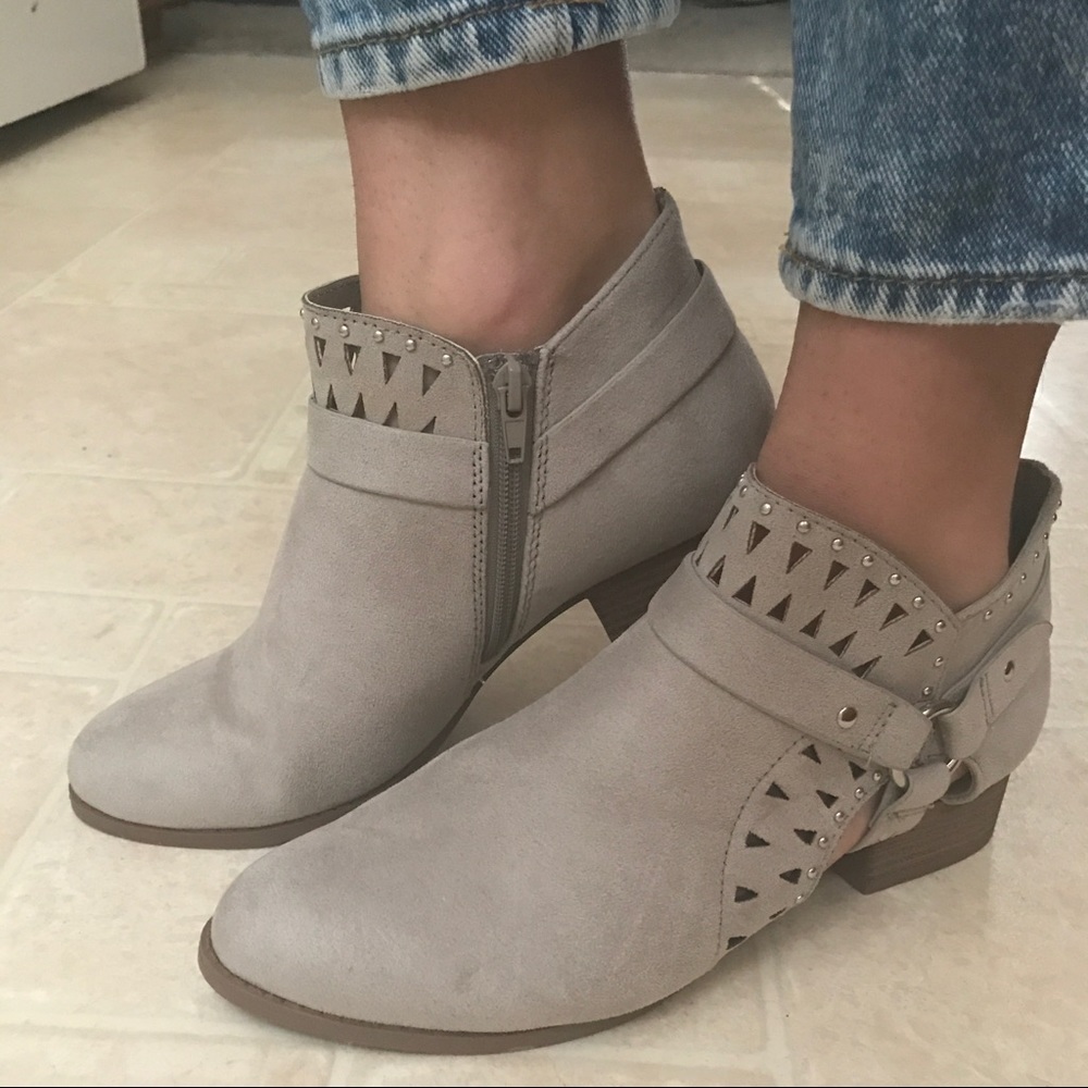 LAST 1️⃣ Side Cut Out Perforated Ankle Bootie - Picture 3 of 8