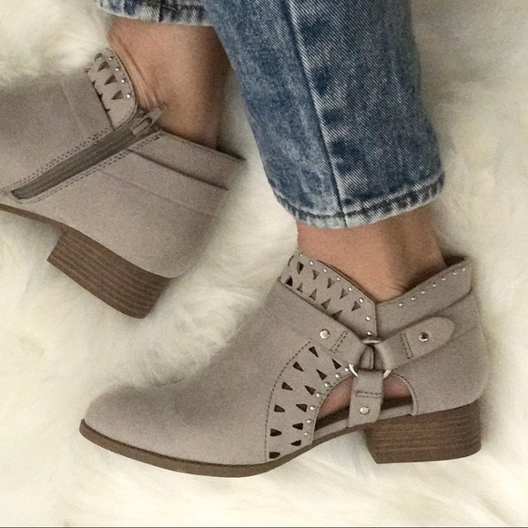 LAST 1️⃣ Side Cut Out Perforated Ankle Bootie - Picture 6 of 8