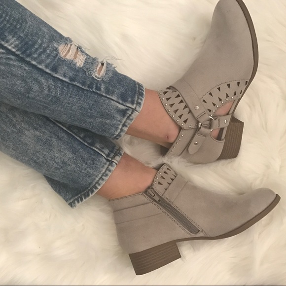 LAST 1️⃣ Side Cut Out Perforated Ankle Bootie - Picture 2 of 8