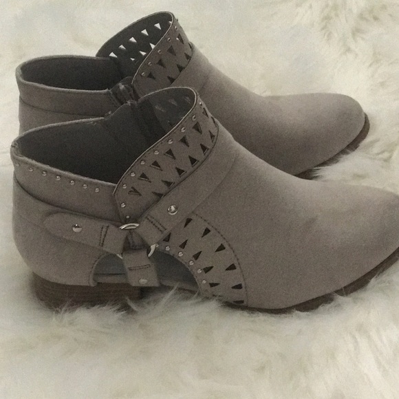 LAST 1️⃣ Side Cut Out Perforated Ankle Bootie - Picture 7 of 8