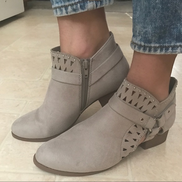 LAST 1️⃣ Side Cut Out Perforated Ankle Bootie - Picture 3 of 8