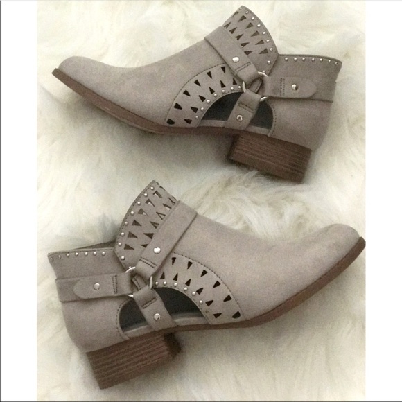 LAST 1️⃣ Side Cut Out Perforated Ankle Bootie - Picture 4 of 8