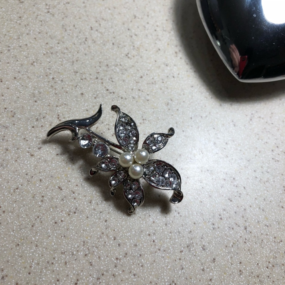 Pretty flower brooch