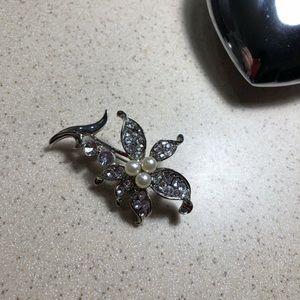 Pretty flower brooch
