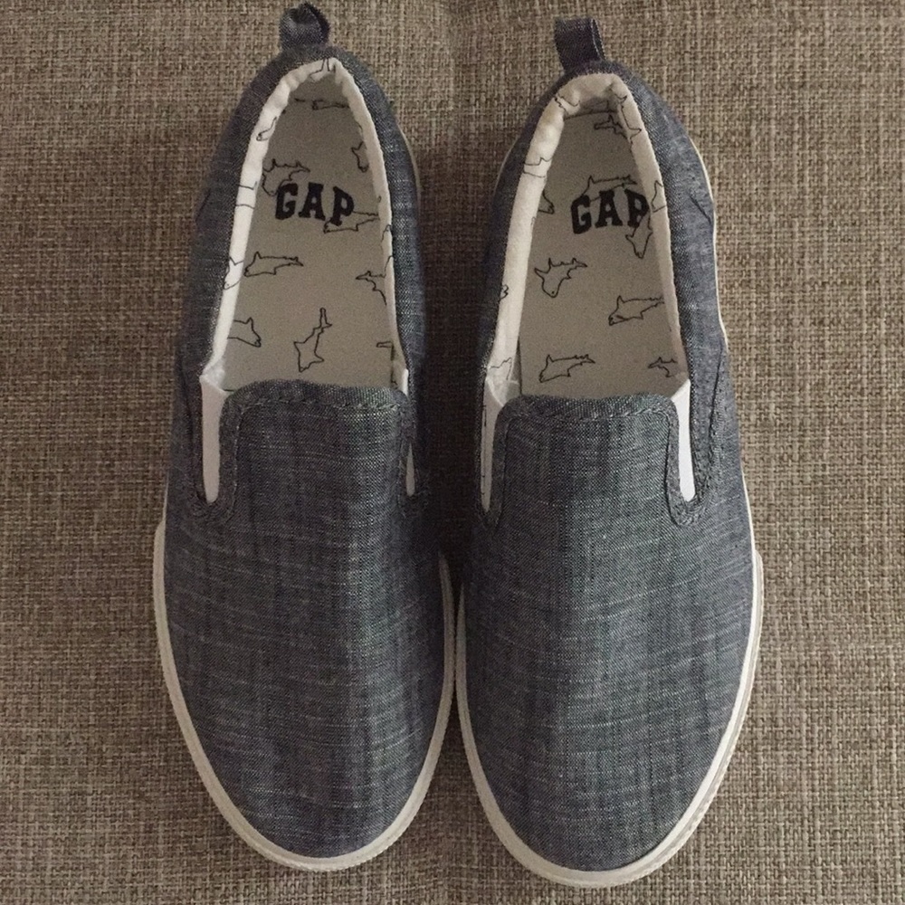 New GAP boys sporty loafers. Size 3.