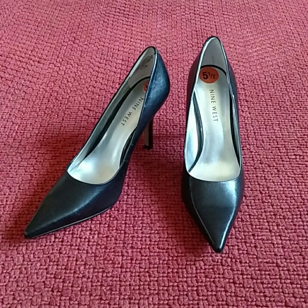 Size 5 1/2 Nine West heels bearly worn.
