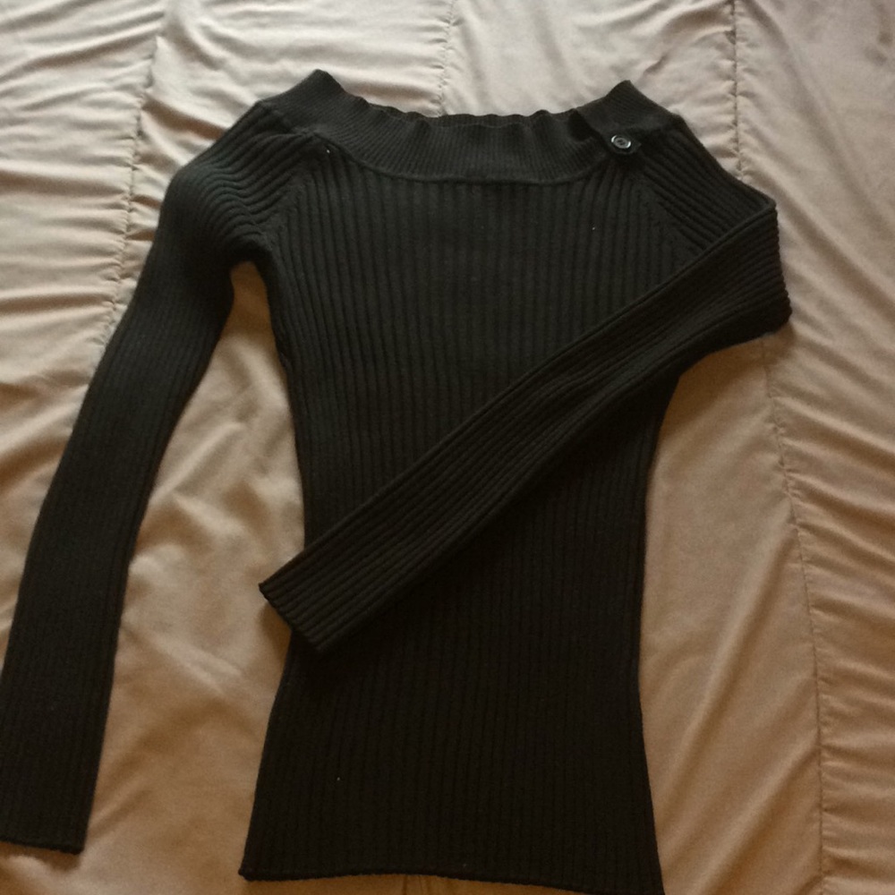 Black round neck stretchy sweater