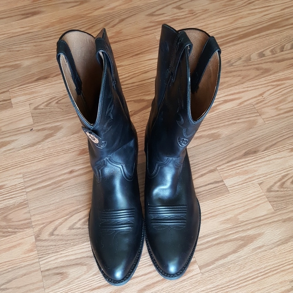 Ariat - Picture 2 of 4
