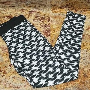 Black and white nike running leggings