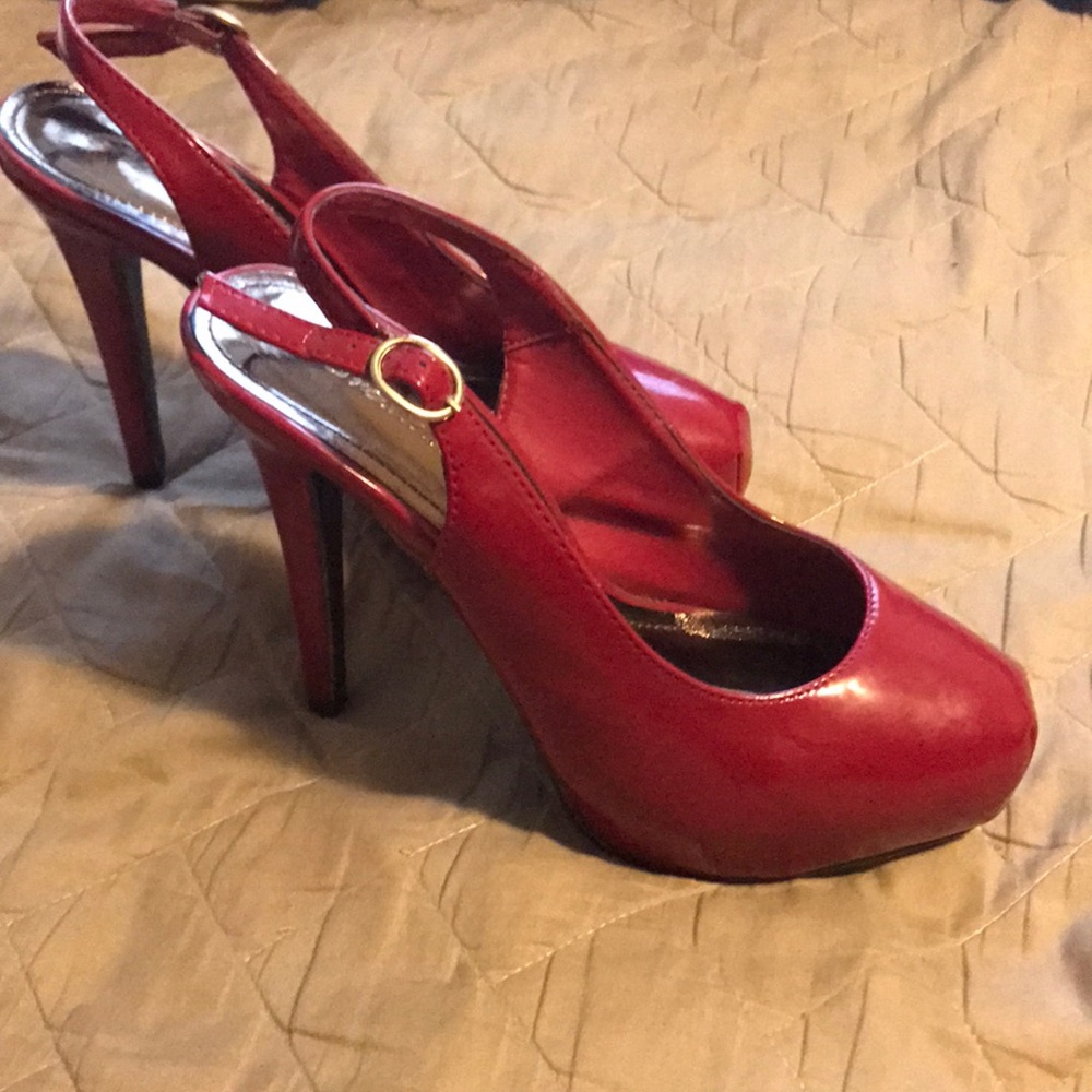Glossy hot pink pumps