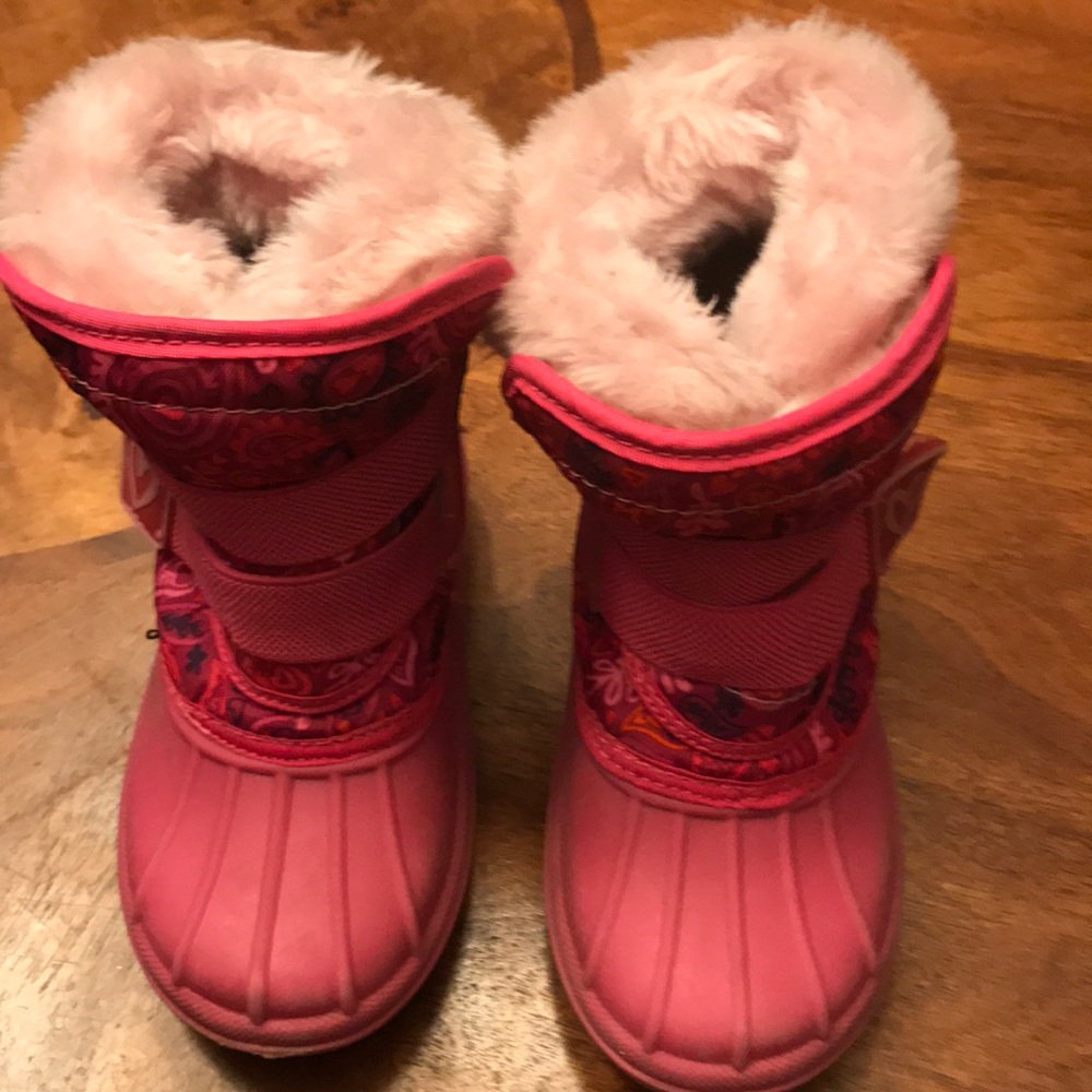Little girl's size 7/8 winter boot
