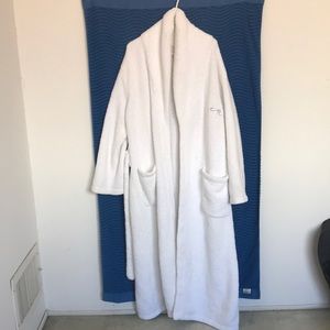 WHITE ROBE SOFT KNIT SQUISHY MATERIAL NO LOGO