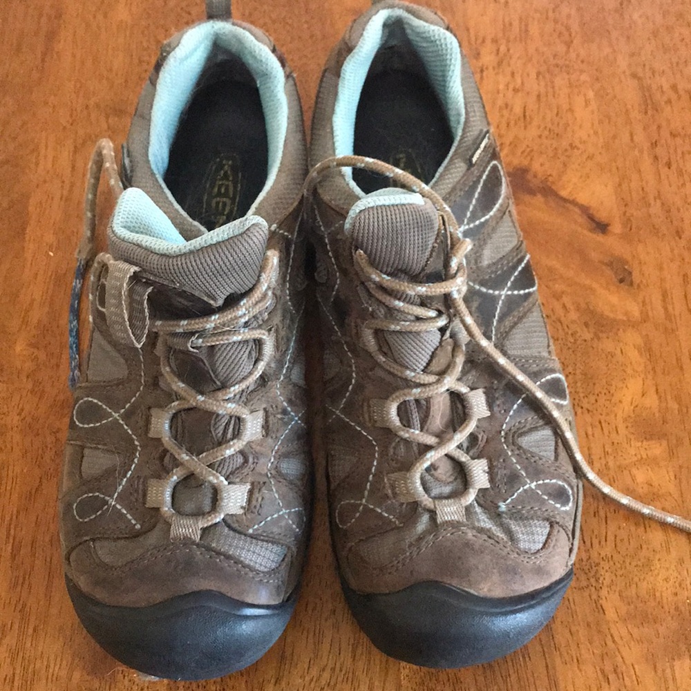 Keen day hiking shoes lightly loved