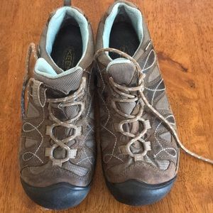 Keen day hiking shoes lightly loved