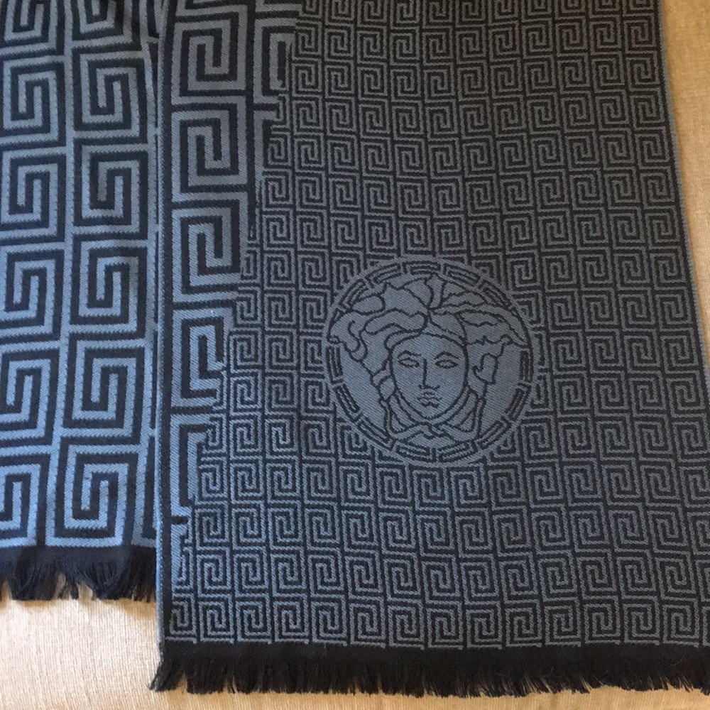 Auth NWT Versace unisex wool scarf: dramatic!