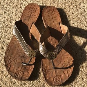 Tory Burch Gold strap flip flops