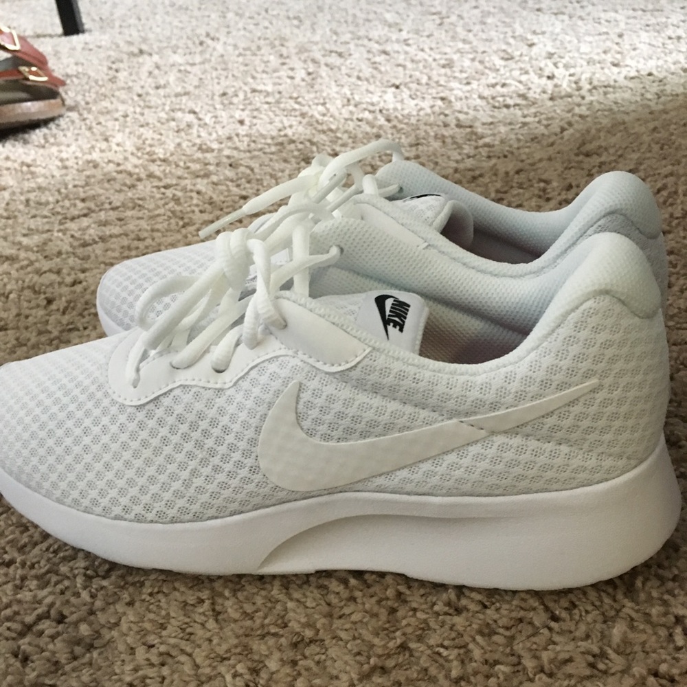 NEVER WORN white Nike Tanjun sneakers