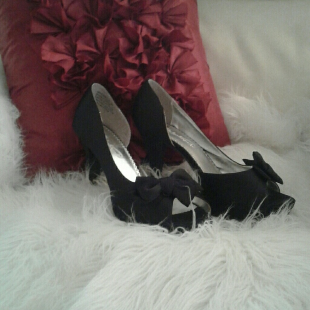 Black High Heels With Bow