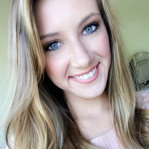 Meet your Posher, Caitlin