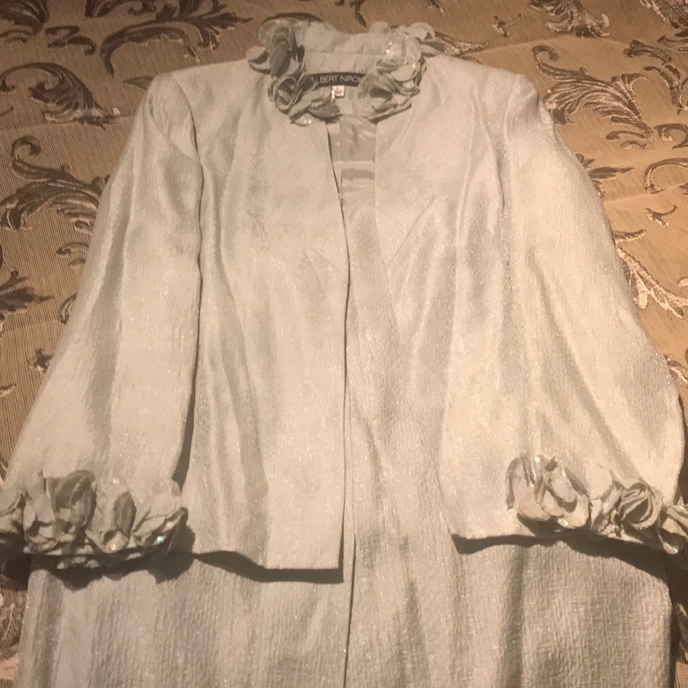 Albert Nipon skirt suit. Size 6 sea foam Green