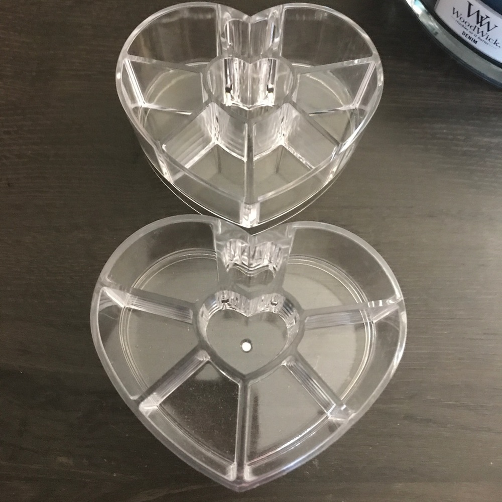 2 makeup brush holder heart shaped ❤️🎉🎉