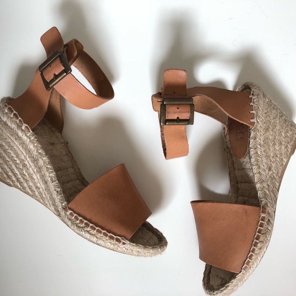Tan leather Wedges