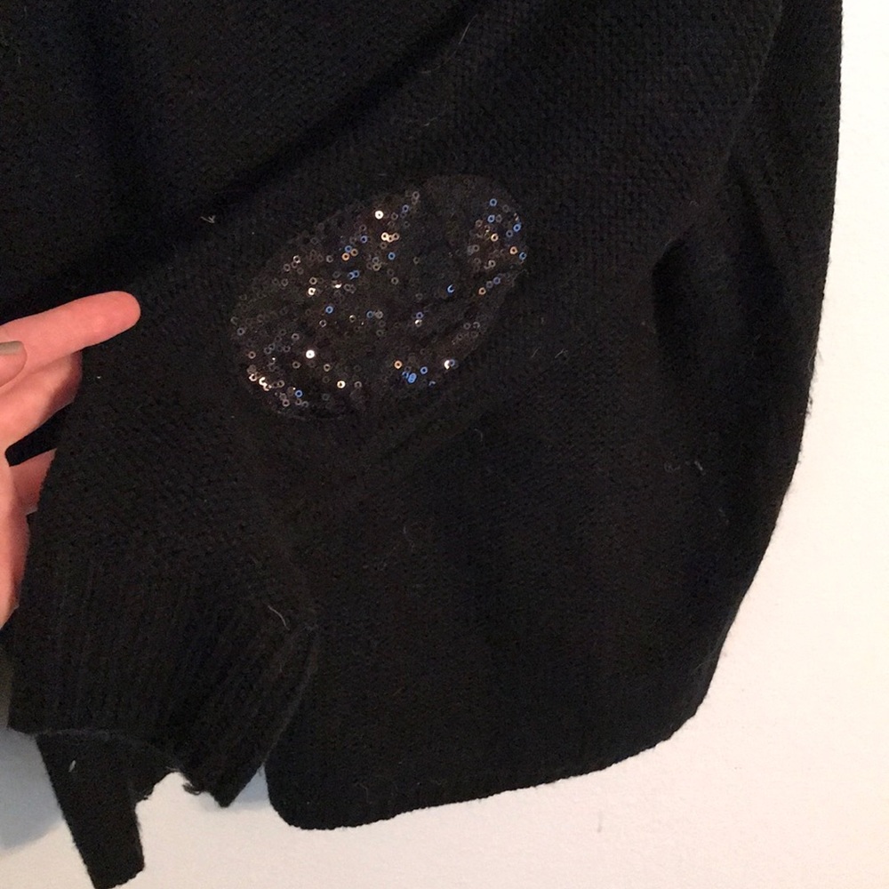 eKKLESIA brand sweater