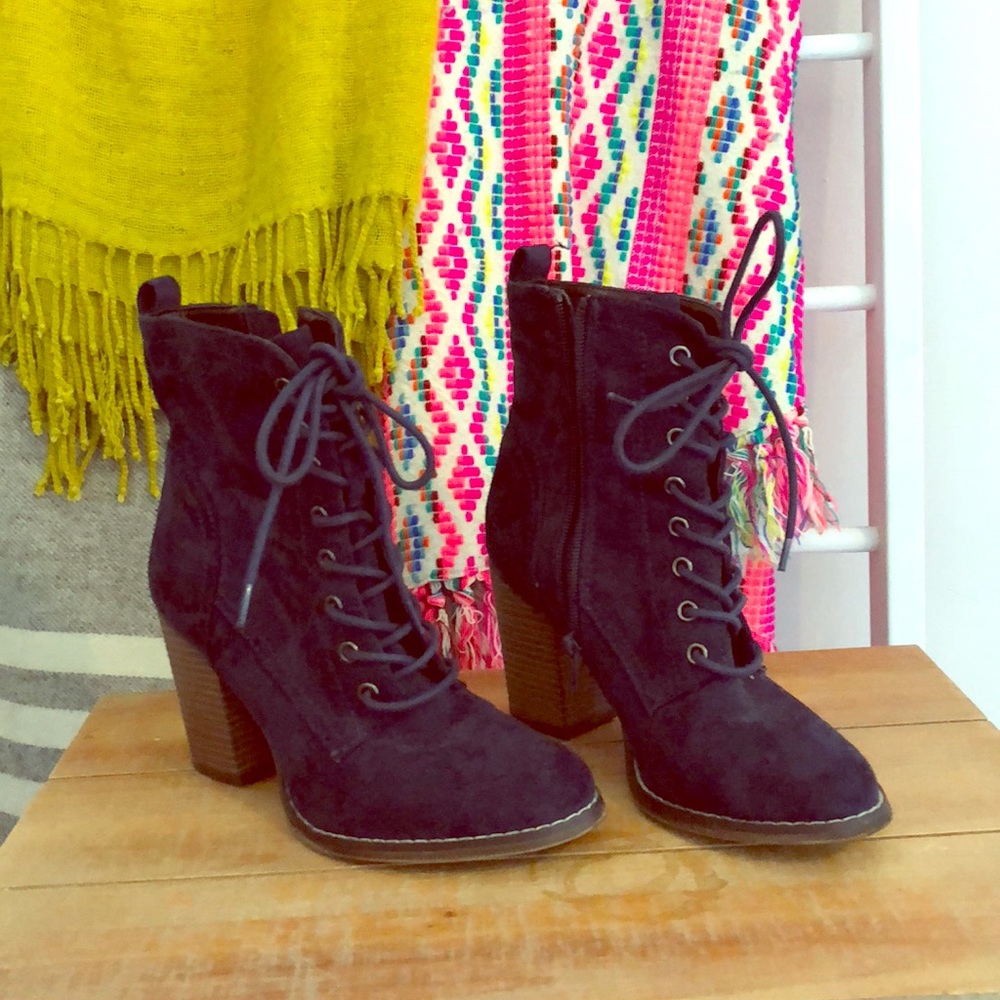 Blue velvet mid length boot heals (worn once)