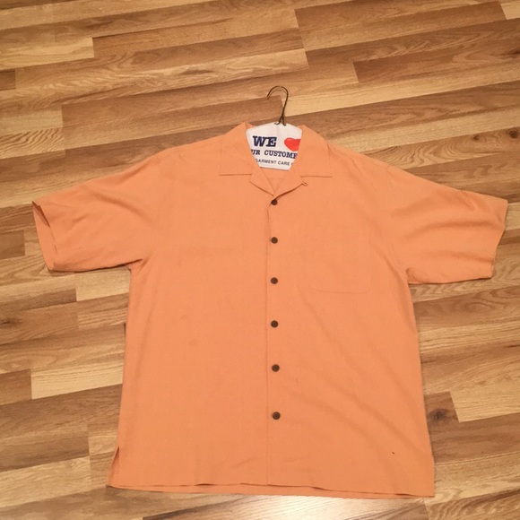 Christmas Sale Tommy Bahama button down 100% Silk - Picture 1 of 4