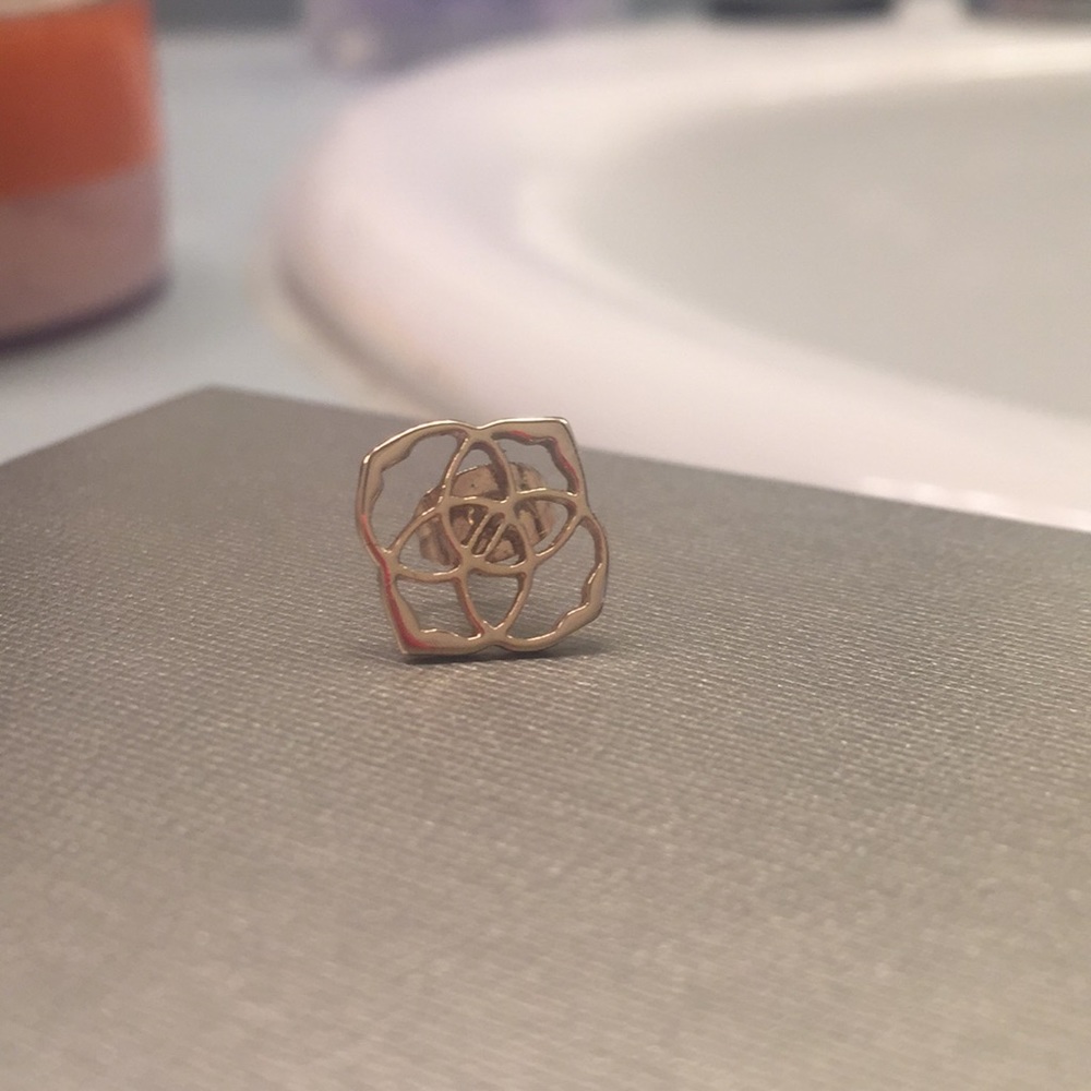 Kendra Scott stud earring