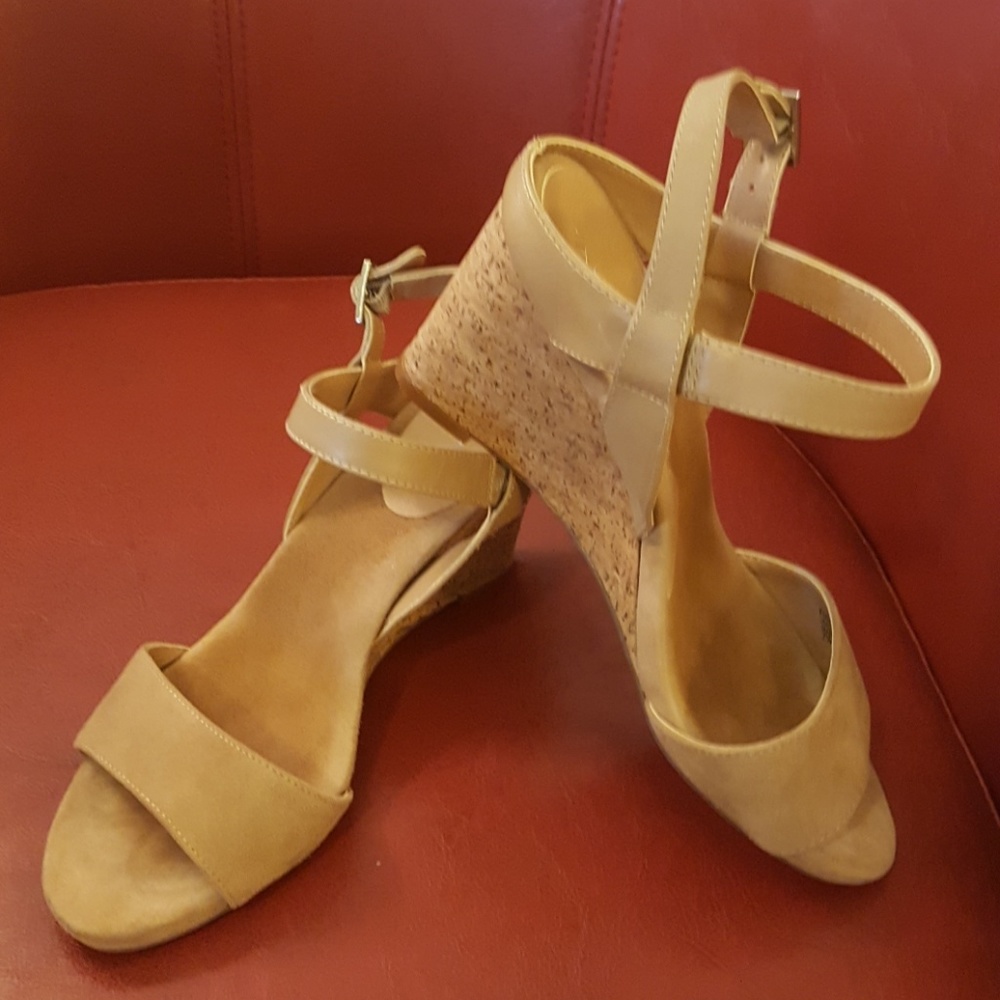 Tahari Wedge sandals