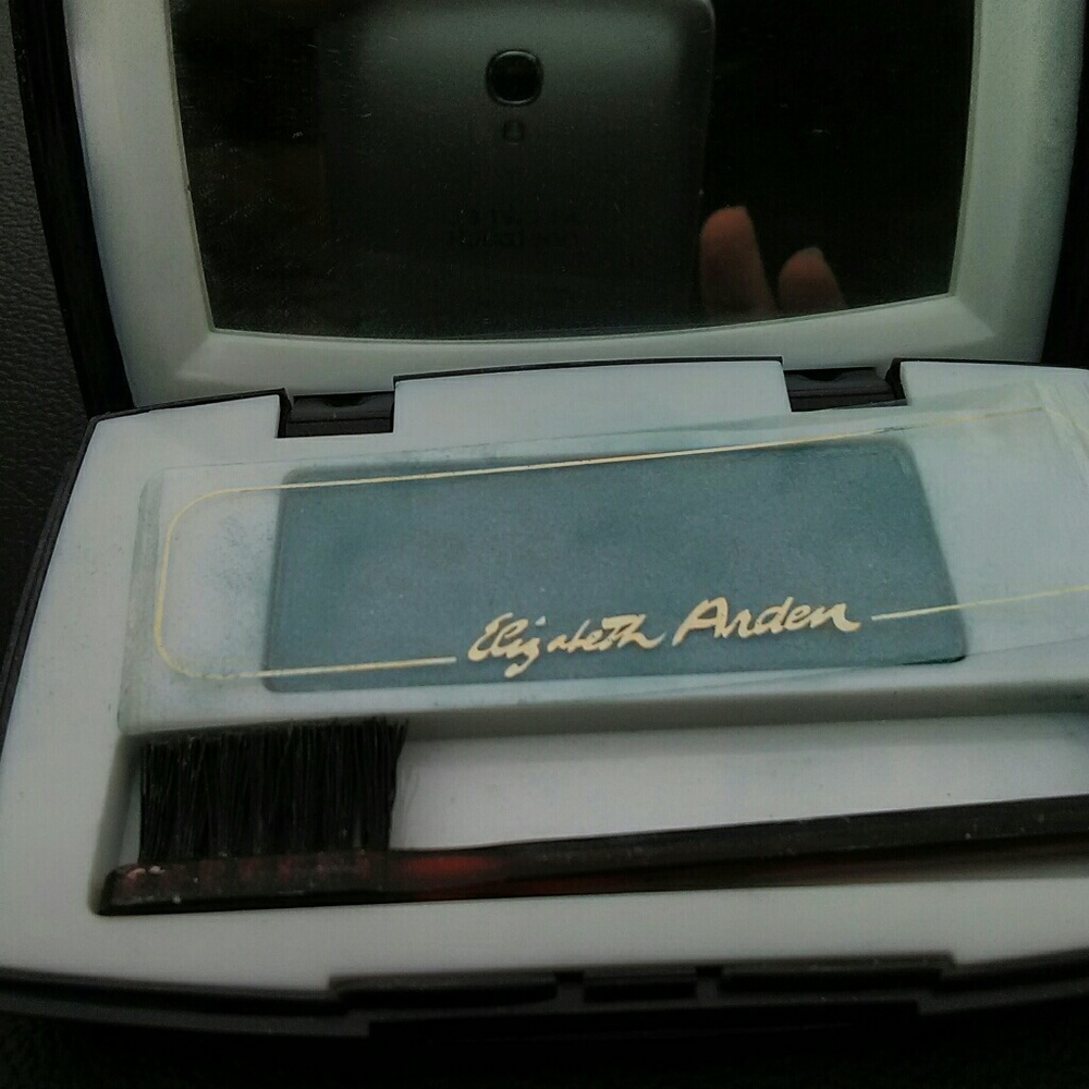 ELIZABETH ARDEN MOODY TEAL EYE SHADOW