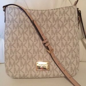 SOLD‼️Michael Kors Large Messenger Bag 👜