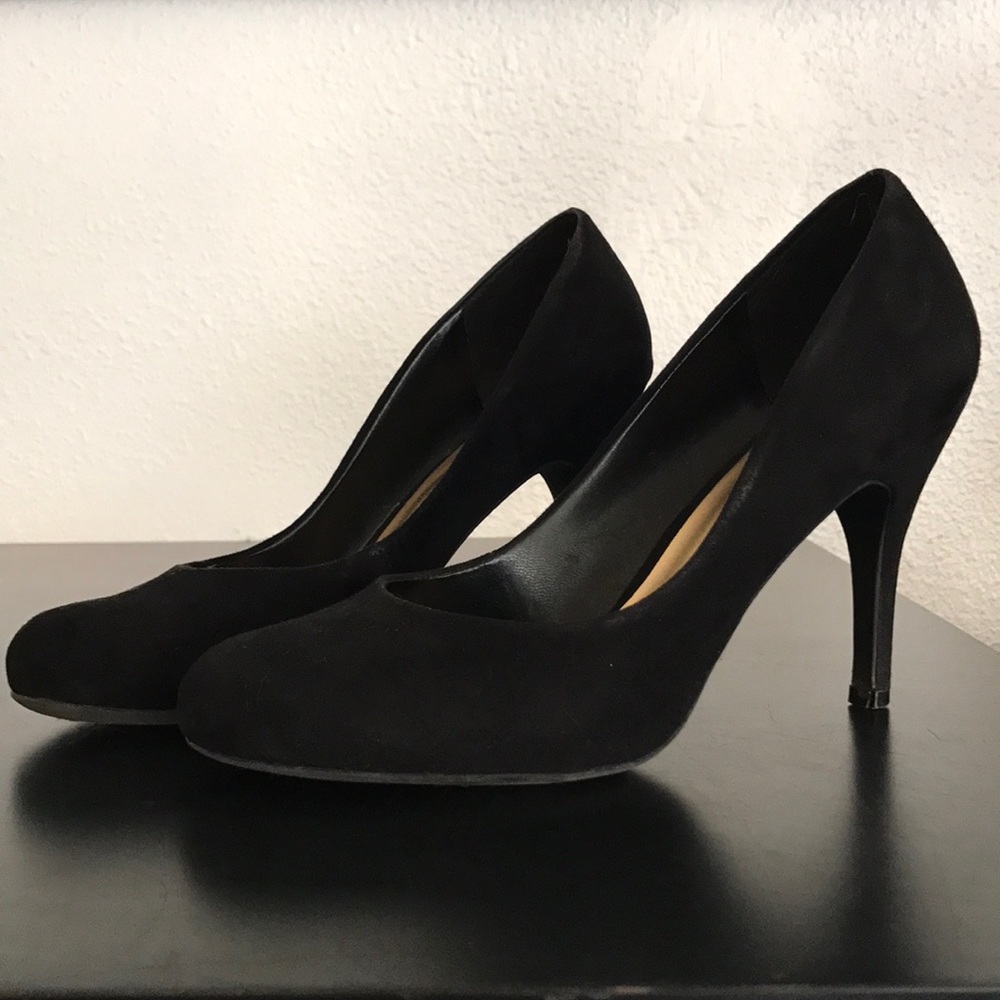 JS suede pumps