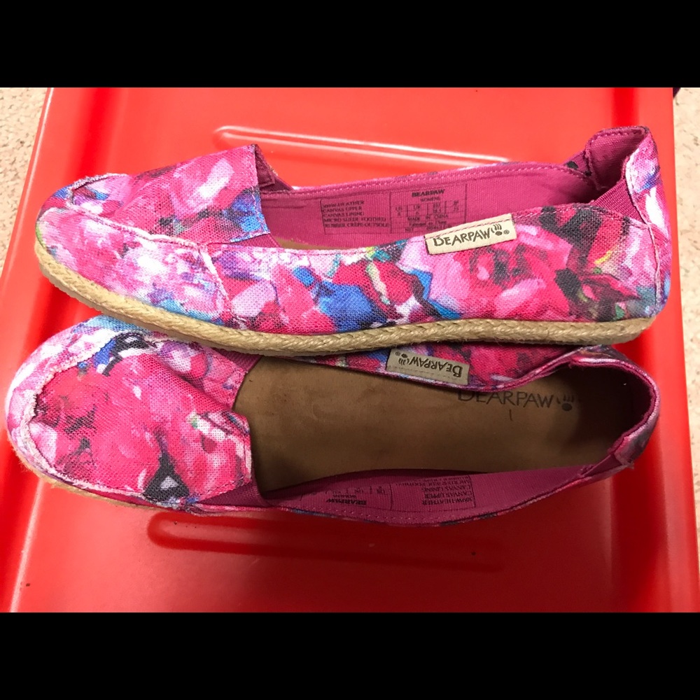 Size 8. Bearpaw Floral slipons