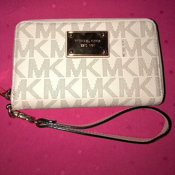 Michael Kors Handbags - Michael Kors Jet Set Travel Smartphone Wristlet