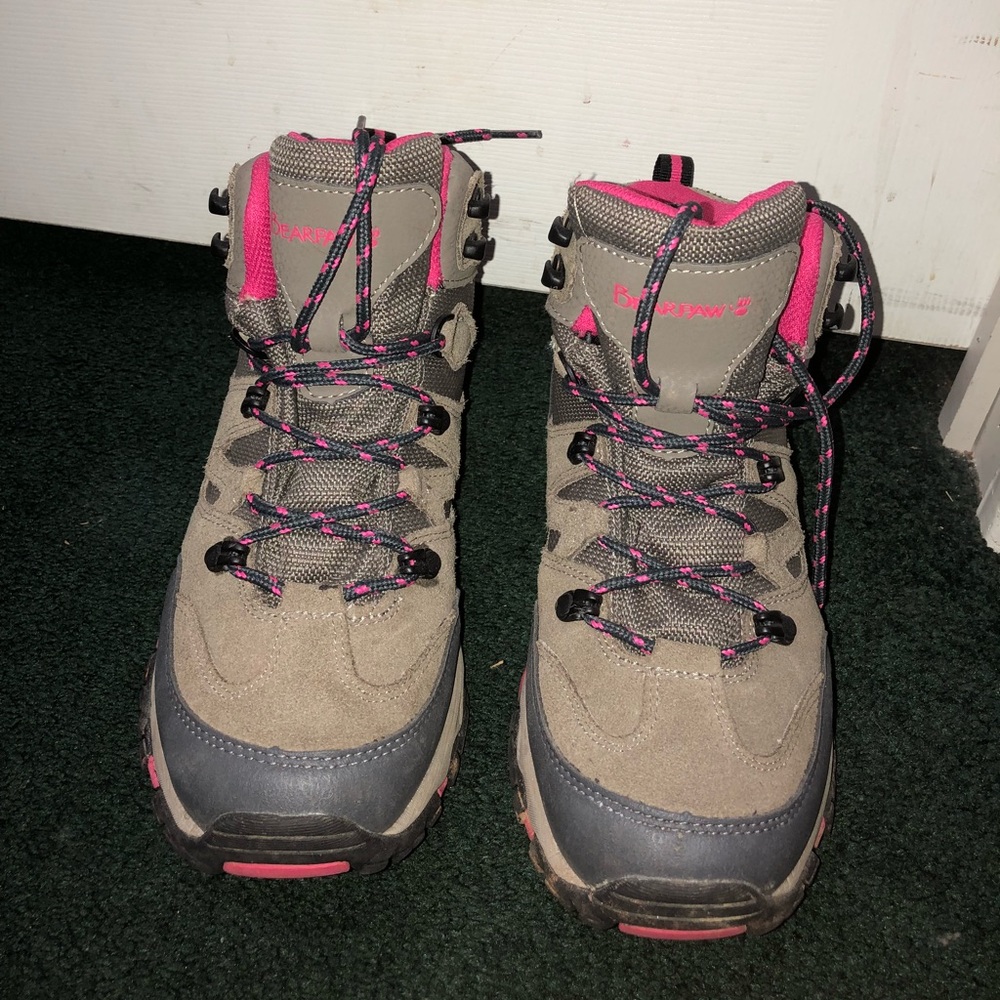 Bearpaw women’s hiking boots size 8!