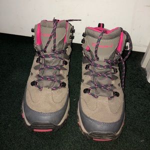 Bearpaw women’s hiking boots size 8!