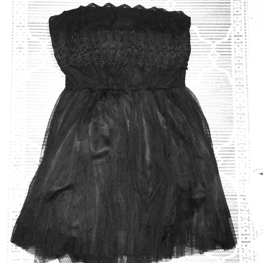 Strapless black minidress with tulle. lace