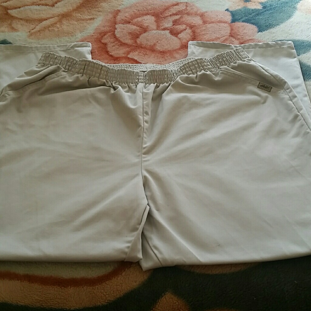 Half- Length Chic cream-colored jeans