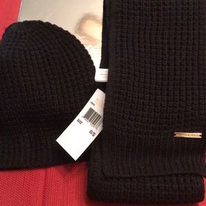MICHAEL KORS HAT AND SCARF SET