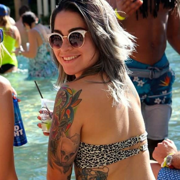 Meet your Posher! - Picture 2 of 4