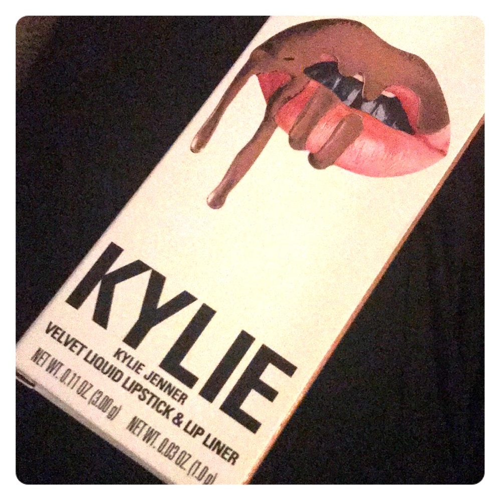 Kylie velvet lip kit: charm