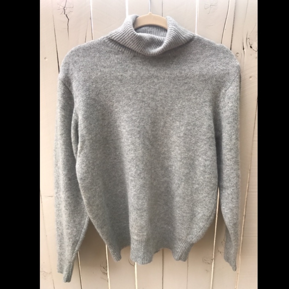 Neiman Marcus Light Grey Light Turtle Neck Sweater