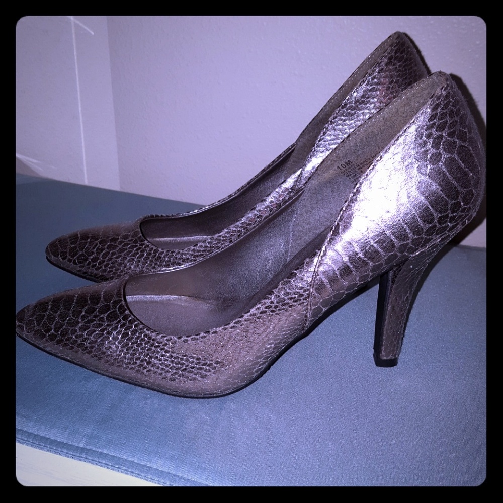 Size 10. Metallic heels.